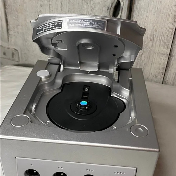 Nintendo GameCube Silver DOL-001 (USA) CONSOLE ONLY - Picture 7 of 7